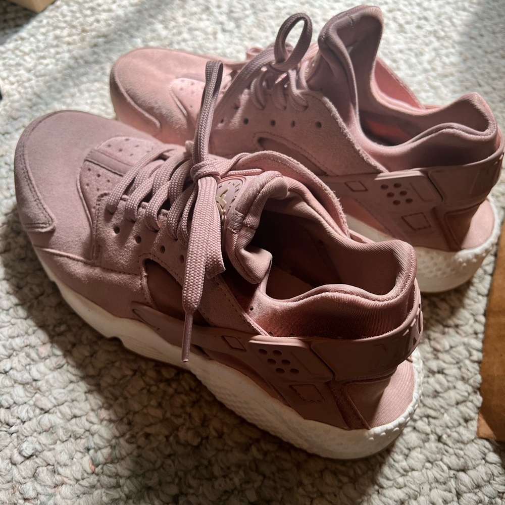 Light pink/salmon Nike Huaraches